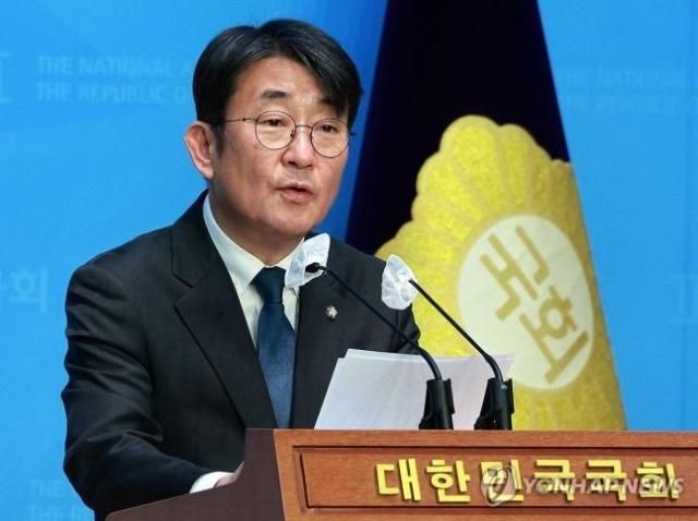 최종윤 더불어민주당 의원이 22일 오전 국회 소통관에서 기자회견을 열고 제22대 국회의원 선거 불출마 선언을 하고 있다 사진연합뉴스