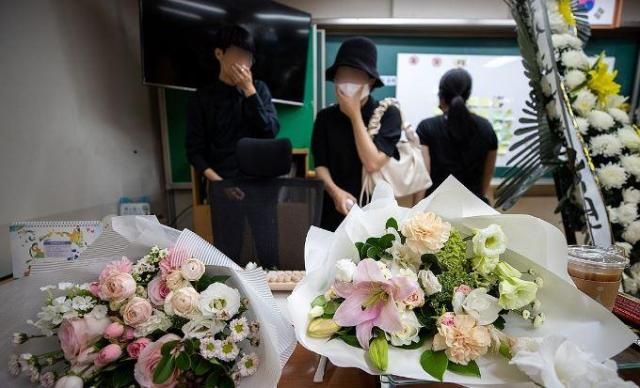 서이초 교사 49재 추모제 교실 둘러보는 지인들 사진연합뉴스