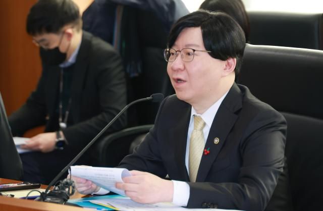 김소영 금융위원회 부위원장이 23일 오전 서울 여의도 한국거래소에서 개최한 전환사채 시장 건전성 제고 간담회에서 금융감독원 한국거래소 등 유관기관 전문가 의견을 종합적으로 반영하여 전환사체 시장 건전성 제고 방안에 대해 논의했다 사진금융감독원 제공