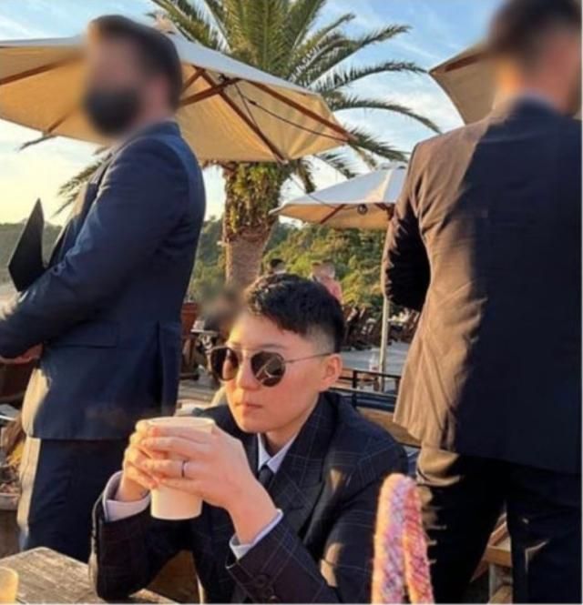 과거 제주도에서 경호원들과 함께 있는 전청조 사진김민석 강서구의회 의원