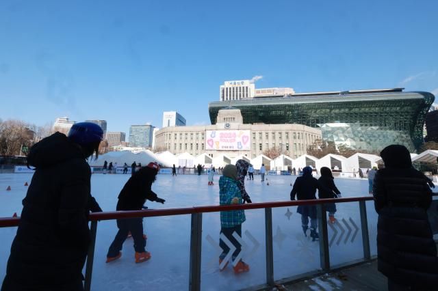 서울 최저 기온이 영하 14도까지 떨어지는 등 전국 대부분 지역에 한파특보가 발효된 23일 오전 서울 중구 서울광장 스케이트장을 찾은 시민들이 즐거운 시간을 보내고 있다 20240123사진유대길 기자 dbeorlf123ajunewscom