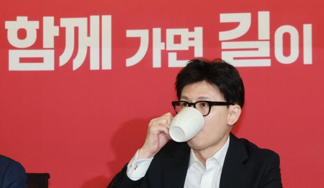 한동훈 국민의힘 비상대책위원장이 29일 오전 서울 여의도 국민의힘 중앙당사에서 열린 비상대책위원회의에서 음료를 마시고 있다 사진연합뉴스