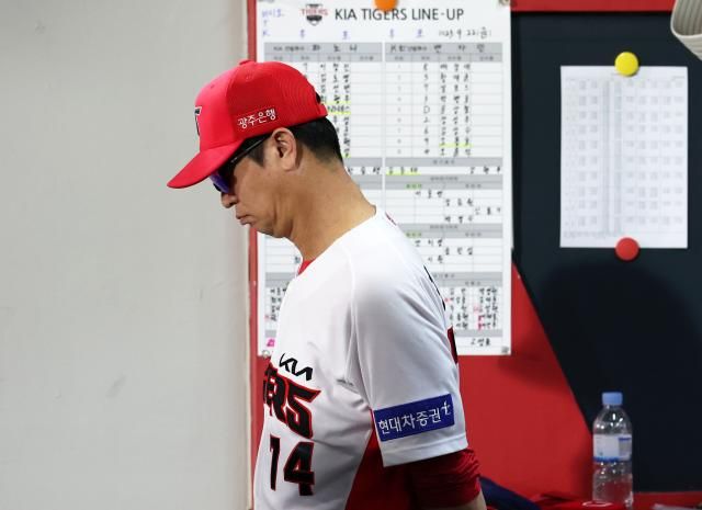 지난해 9월 22일 광주기아챔피언스필드에서 열린 프로야구 kt wiz와 KIA 타이거즈의 경기 중 KIA 김종국 감독이 4회말 공격에 앞서 라인업을 살펴본 뒤 생각에 잠겨 있다 사진연합뉴스