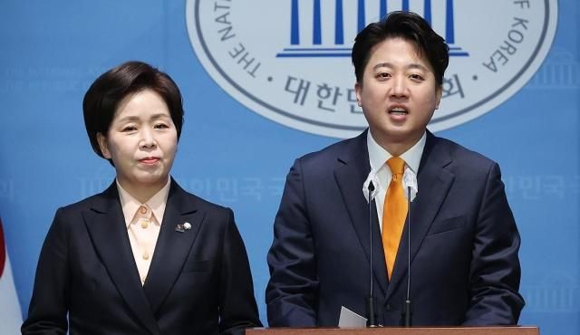 이준석 개혁신당 대표와 양향자 개혁신당 원내대표왼쪽가 지난 29일 국회에서 군 관련 정책 발표를 하고 있다 사진연합뉴스 