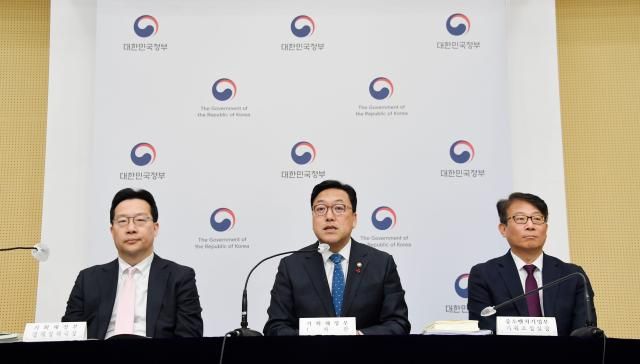 김병환 기획재정부 1차관이 지난 2일 정부세종청사 중앙동에서 열린 2024년 경제정책방향 상세브리핑을 진행하고 있다사진기획재정부