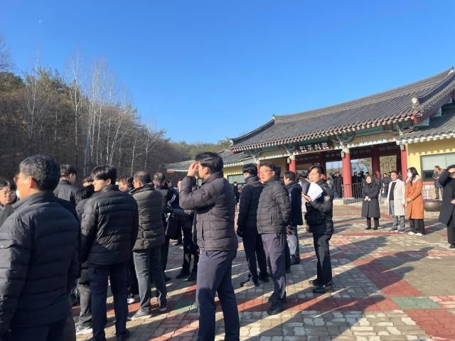 한동훈 국민의힘 비대위원장이 4일 광주 북구 518 민주화 묘역을 방문한 가운데 경찰 경비 인력이삼엄한 경비를 보이고 있다 사진최오현 기자