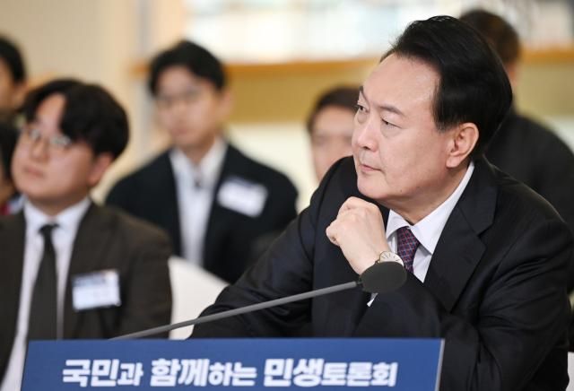 윤석열 대통령이 4일 경기도 용인시 중소기업인력개발원에서 국민과 함께하는 민생토론회 형식으로 열린 기획재정부의 2024년 신년 업무보고에서 참석자의 발언을 듣고 있다 사진연합뉴스