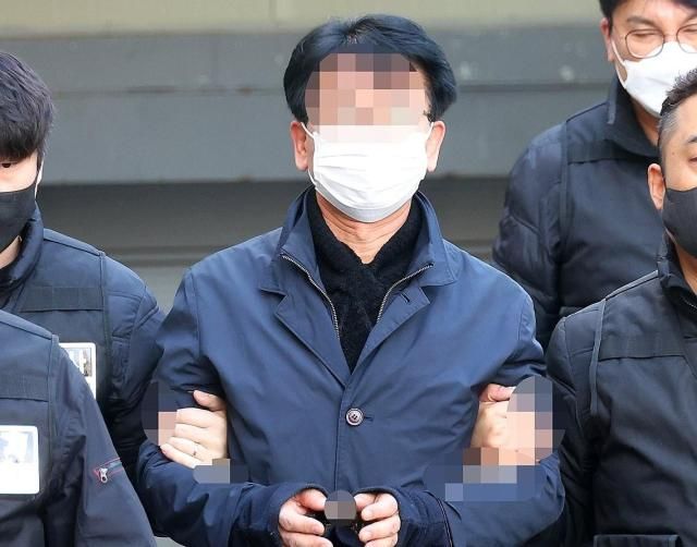 정면을 응시하고 있는 이재명 급습 피의자 사진연합뉴스