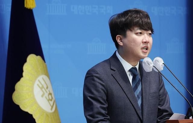 개혁신당을 추진 중인 이준석 전 국민의힘 대표가 8일 국회에서 언론 정책 관련 기자회견을 하고 있다 사진연합뉴스