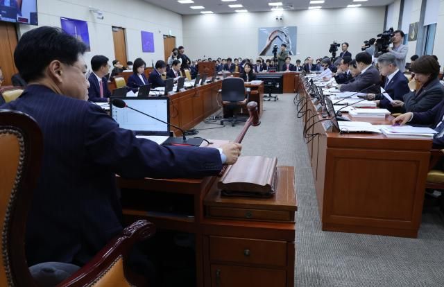 국회 과학기술정보방송통신위원회에서 장제원 위원장이 전체회의를 진행하고 있다 사진연합뉴스