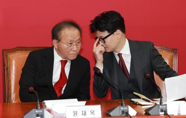 한동훈 국민의힘 비상대책위원장오른쪽이 29일 오후 서울 여의도 국회에서 열린 제1차 비상대책위원회의에서 윤재옥 원내대표와 대화를 나누고 있다 20231229사진유대길 기자 dbeorlf123ajunewscom
