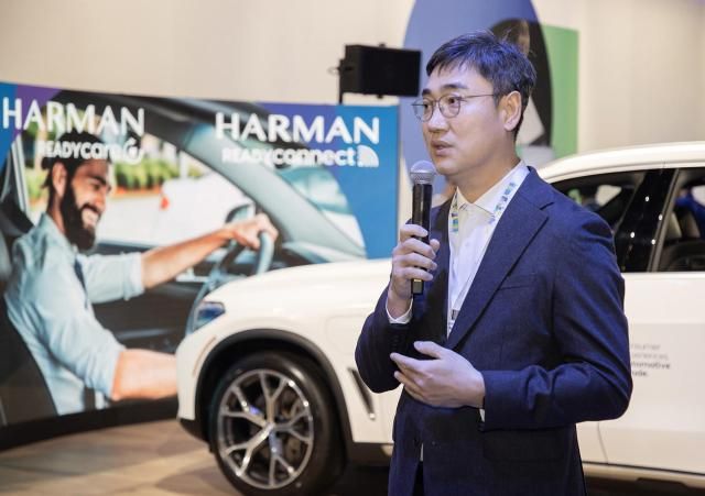 삼성전자 전장사업팀 여태정 부사장이 9일현지시간 CES 2024 삼성전자-하만 전시장에서 다양한 전장 제품들을 소개하고 있다
