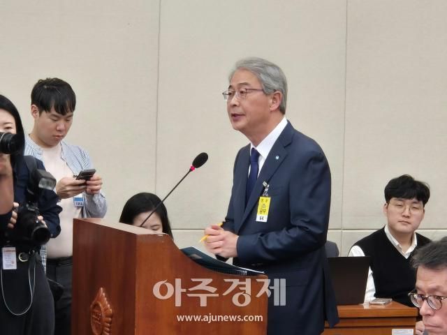 임종룡 우리금융그룹 회장이 10일 오후 국회 정무위원회 국정감사에 출석해 발언을 하고 있다 사진 박성준 기자