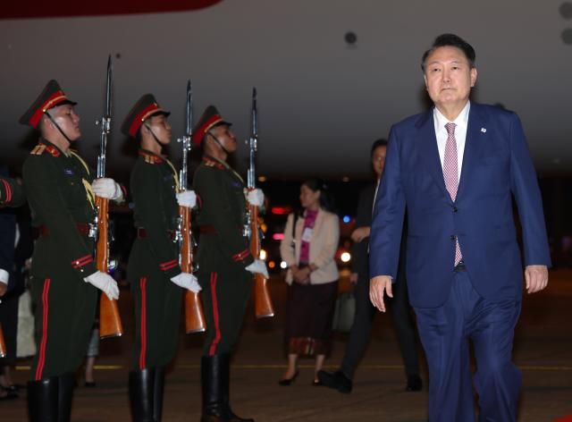 아세안 정상회의에 참석하는 윤석열 대통령이 9일현지시간 라오스 비엔티안 왓타이 국제공항에 도착하고 있다 사진연합뉴스