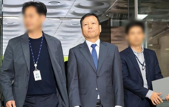 티몬·위메프 대규모 미정산 사태와 관련해 구영배 큐텐 그룹 대표가 10일 오전 서울 서초구 서울중앙지방법원에서 열린 구속 전 피의자 심문영장실질심사에 출석하고 있다 구 대표와 류광진 티몬 대표 류화현 위메프 대표는 정산대금 지급 불능 상황을 인식했음에도 판매자들을 속여 돌려막기식 영업을 지속해 1조5천950억원 상당의 물품 판매 대금 등을 가로챈 혐의 등을 받는다 사진연합뉴스