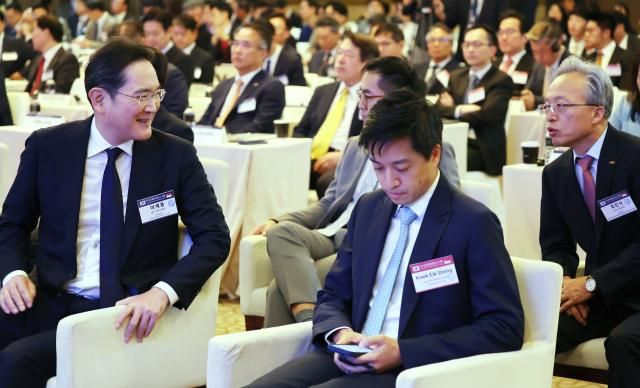 한·싱가포르 비즈니스 포럼 대화하는 이재용 회장과 최진식 중견기업연합회장 싱가포르연합뉴스 홍해인 기자 이재용 삼성전자 회장왼쪽이 8일 오후현지시간 싱가포르의 한 호텔에서 열린 한·싱가포르 비즈니스 포럼에 참석해 행사 시작 전 최진식 한국중견기업연합회 회장과 대화하고 있다 2024108 hihongynacokr2024-10-08 190107 저작권자 ⓒ ㈜연합뉴스 무단 전재 재배포 금지 AI 학습 및 활용 금지저작권자 ⓒ ㈜연합뉴스 무단 전재 재배포 금지 AI 학습 및 활용 금지