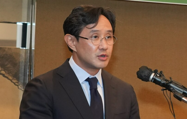 최윤범 회장이 지난 2일 처음 연 기자회견에서 MBK파트너스와 영풍의 고려아연 공개매수에 맞서 2조7000억원 규모의 자기주식 공개매수를 추진할 계획을 밝혔다 사진고려아연 