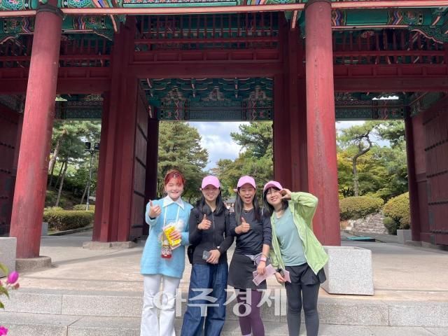 중국인 유학생인 윈윈 일군 정정 루나 씨가 경희궁 흥화문 앞에서 분홍 모자를 쓰고 미소를 짓고 있다 사진 이은별 기자