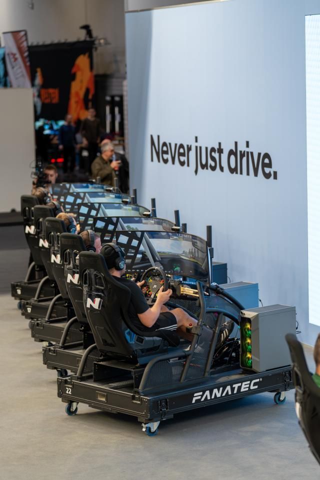 심 레이싱 엑스포 현장 방문 고객들이 아세토 코르사로 아반떼 N TCR을 체험하는 모습