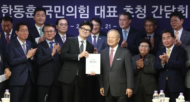 한동훈 국민의힘 대표왼쪽가 21일 오전 서울 마포구 경총회관에서 손경식 한국경영자총협회 회장과 간담회를 하기 전 경영계 건의사항을 들고 기념 촬영을 하고 있다 사진연합뉴스