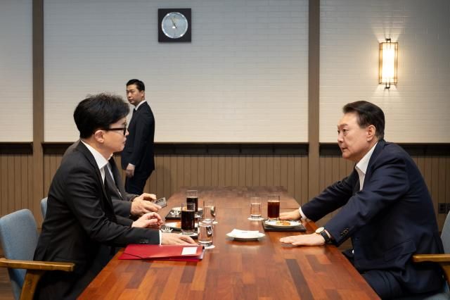 윤석열 대통령과 한동훈 국민의힘 대표가 21일 오후 서울 용산 대통령실 파인그라스에서 면담하고 있다 사진대통령실 