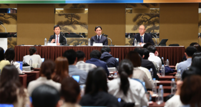 MBK파트너스·영풍과 경영권 분쟁을 벌이고 있는 고려아연의 최윤범 회장이 2일 오후 서울 용산구 그랜드하얏트 호텔에서 열린 고려아연 기자회견에 참석하고 있다 왼쪽부터 박기덕 사장 최 회장 조현덕 변호사 사진연합뉴스 