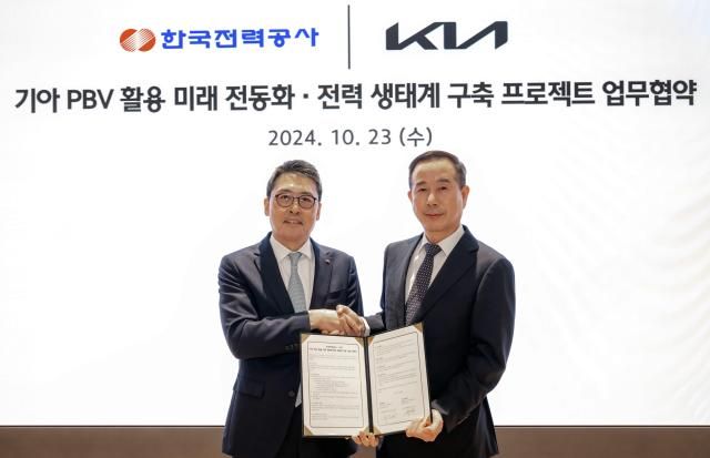 왼쪽부터 이준호 한국전력 안전영업배전 부사장 장정원 기아국내사업본부 부사장 사진한국전력