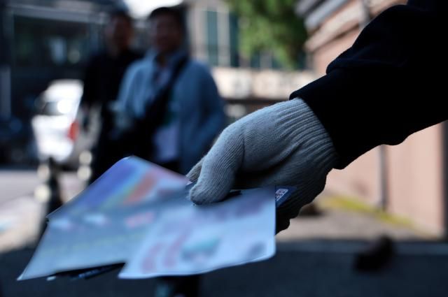 24일 오전 서울 용산 대통령실 청사 인근 거리에 북한 쓰레기 풍선을 통해 살포된 것으로 추정되는 전단들이 떨어져 있다 사진연합뉴스 