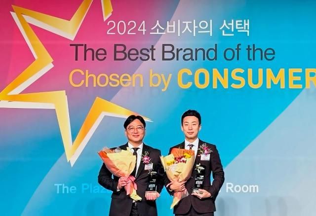 지난 23일 더 플라자 호텔에서 열린 ‘2024 소비자의 선택’ 시상식에서 교원 웰스의 이경호 파트장왼쪽과 박성민 매니저오른쪽가 기념촬영하고 있다 사진교원 