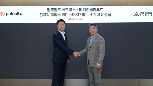 지난 24일 메가존클라우드 황인철 대표오른쪽와 팔로알토네트웍스 코리아 박상규 대표가 파트너십 체결식에서 기념사진을 촬영하고 있다 사진메가존클라우드 