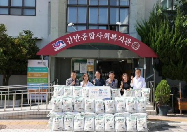 동국씨엠 부산공장이 추석을 맞아 지역주민 생활지원금과 사랑의 쌀 나눔행사를 진행했다 사진동국제강그룹 