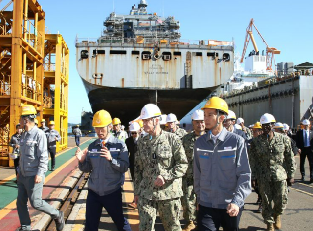 김동관 한화그룹 부회장앞줄 오른쪽과 미국 해군 태평양함대 사령관 스티븐 쾰러 제독앞줄 오른쪽 두번째이 지난 24일 거제사업장에서 정비 중인 월리 쉬라함 정비 현장을 둘러보고 있다 사진한화오션 