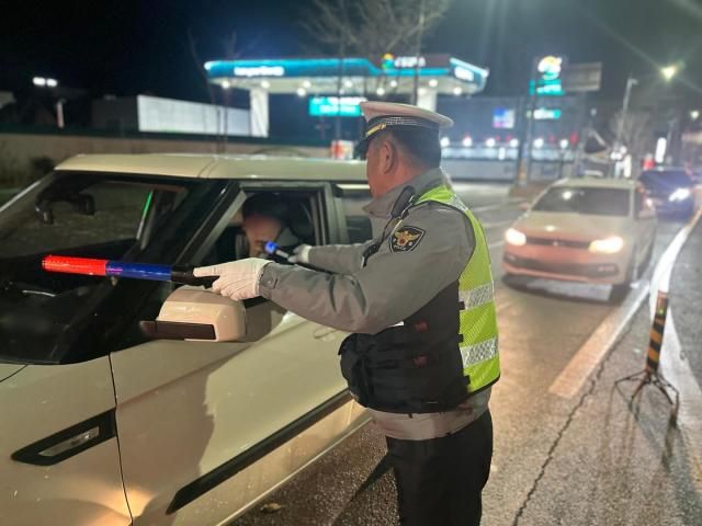 도로에서 경찰이 음주 단속을 하고 있는 모습 사진연합뉴스 