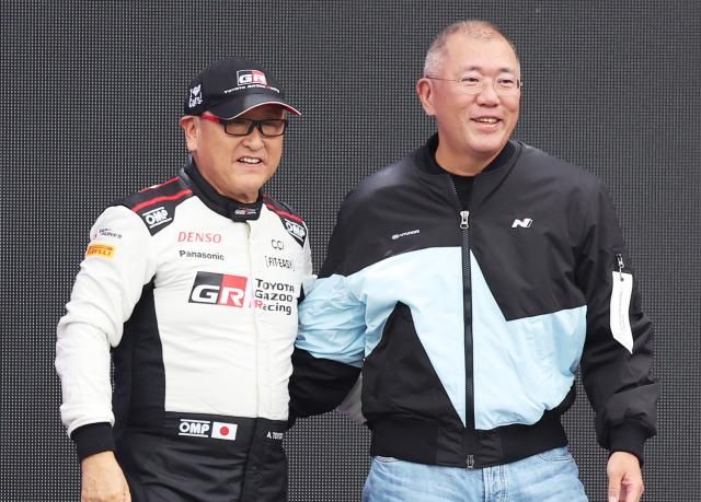 &nbsp;27일 오후 경기도 용인시 에버랜드 스피드웨이에서 열린 현대 N x 토요타 가주 레이싱Hyundai N x TOYOTA GAZOO Racing 페스티벌에서 정의선 현대자동차그룹 회장과 도요다 아키오 일본 도요타자동차그룹 회장이 함께 포즈를 취하고 있다 사진연합뉴스