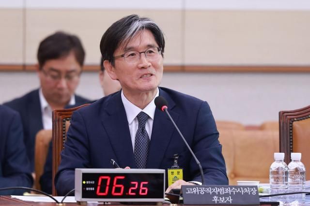 오동운 고위공직자범죄수사처장 후보자가 17일 오전 서울 여의도 국회에서 열린 법제사법위원회 인사청문회에서 의원 질의에 답하고 있다 20240517사진유대길 기자 dbeorlf123ajunewscom