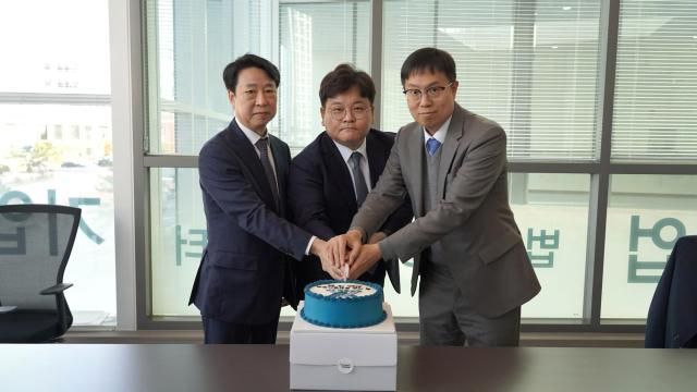 법무법인 YK는 지난 24일 동탄 분사무소를 개소했다 개소식 뒤 왼쪽부터 이기석 대표변호사 김경태 변호사분사무소장 김범한 대표변호사가 케이크 커팅식을 진행하고 있다&nbsp;사진법무법인 YK