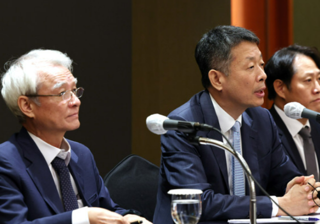 강성두 영풍 사장왼쪽과 김광일 MBK 부회장가운데이 지난달 19일 서울 롯데호텔에서 열린 고려아연 공개매수 관련 기자회견에서 취재진의 질문에 답하고 있다 사진연합뉴스 