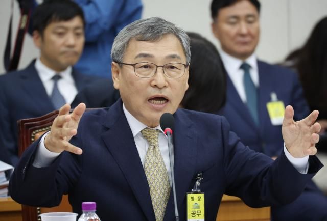 정근식 서울시교육감이 22일 국회에서 열린 교육위원회의 서울시교육청 등에 대한 국정감사에 출석 의원 질의에 답하고 있다 20241022 사진연합뉴스 