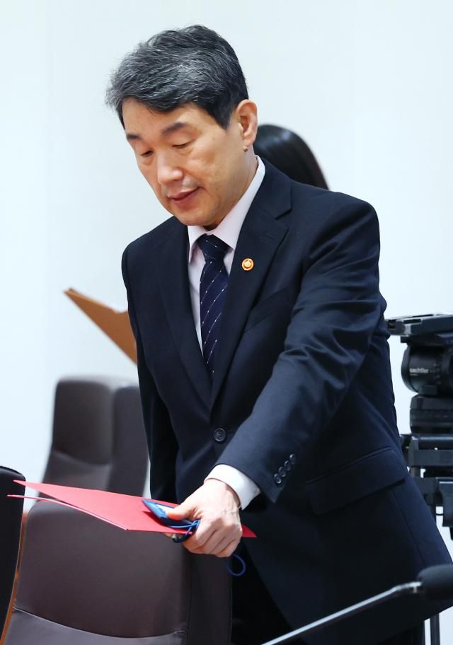 이주호 사회부총리 겸 교육부 장관이 29일 서울 용산 대통령실 청사에서 열린 국무회의에 참석하고 있다 20241029 사진대통령실통신사진기자단 