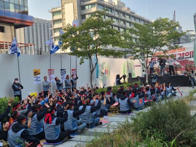 KT노동조합이 지난 16일 서울 종로구 KT광화문사옥 앞에서 집회를 벌이고 있다 사진아주경제DB
