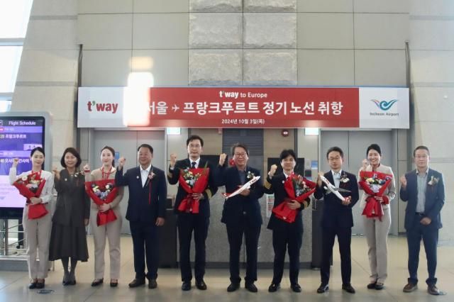 티웨이항공은 3일목 인천국제공항에서 정홍근 티웨이항공 대표이사와 신동익 인천국제공항공사 허브화전략처장 및 주요 관계자들이 참석한 가운데 인천-프랑크푸르트 신규 노선 취항식을 진행하였다 ●참석자 정홍근 티웨이항공 대표이사좌측에서 여섯 번째 신동익 인천국제공항공사 허브화전략처장우측에서 세 번째 박인섭 티웨이항공 객실본부장좌측에서 두 번째 황영조 티웨이항공 운송담당상무좌측에서 네 번째 조병태 티웨이항공 인천공항지점장우측에서 첫 번째