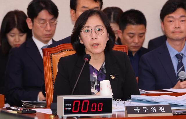 신영숙 여성가족부 장관 직무대행이 30일 오전 서울 국회에서 열린 여성가족위원회 국정감사에서 의원 질의에 답하고 있다 20241030 사진연합뉴스