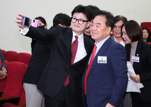 한동훈 국민의힘 대표가 30일 오후 경기도 화성시 정남면 YBM연수원에서 열린 2024 국민의힘 서울ㆍ인천ㆍ경기 기초의원 연수에서 참석자들과 사진을 찍고 있다 사진연합뉴스