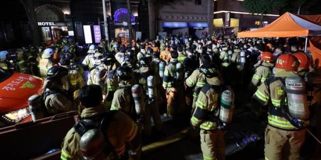 지난 8월 22일 경기 부천 모 호텔 앞에서 소방대원들이 인명 수색 후 대기하고 있다 사진연합뉴스 