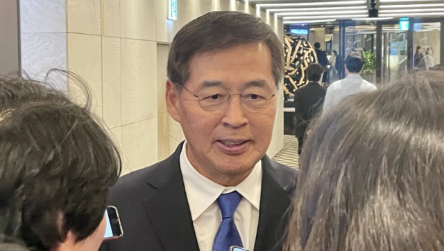 질문에 답변하는 신학철 LG화학 부회장 사진연합뉴스 