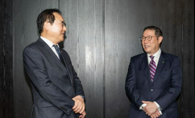 조현상 HS효성 부회장오른쪽이 지난달 31일 정인교 통상교섭본부장왼쪽을 만나 ABAC 활동에 대해 의견을 나눴다 사진HS효성 