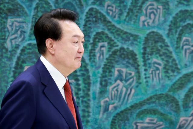 윤석열 대통령이 10일 서울 용산 대통령실에서 열린 대외여건 변화에 따른 긴급 경제·안보 점검회의에 참석하고 있다 사진연합뉴스