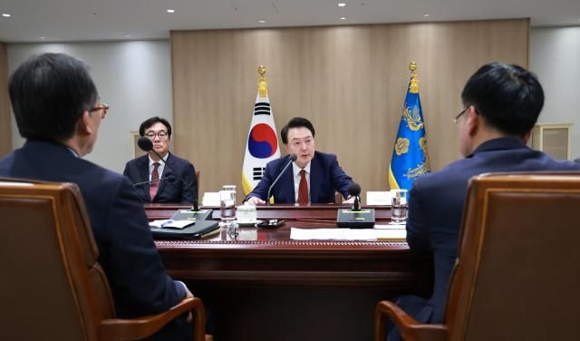 윤석열 대통령이 지난 10일 서울 용산 대통령실에서 열린 대외여건 변화에 따른 긴급 경제·안보 점검회의를 주재하며 발언하고 있다 사진연합뉴스