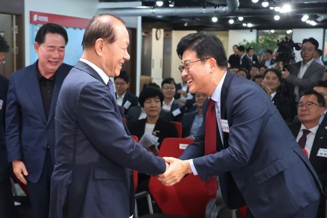 황우여 국민의힘 비상대책위원장이 지난 6월 27일 오후 서울 여의도 당사에서 열린 원외당협위원장협의회장 선출대회에서 단독후보로 나선 김종혁 당협위원장오른쪽과 악수하고 있다 사진연합뉴스