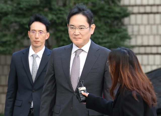 이재용 삼성전자 회장이 11일 오후 서울 서초구 서울고등법원에서 열린 삼성 부당 합병 혐의 관련 2심 속행 공판에 출석하고 있다 연합뉴스